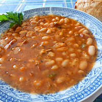 Pożywna fasolka w pomidorach z warzywami i kaszą