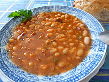 Fot. Mama - Różyczki, Pożywna fasolka w pomidorach z warzywami i kaszą