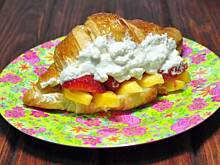 Fot. MIENTA, Croissanty z bitą śmietaną