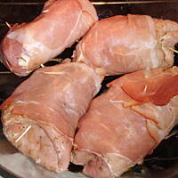 Rolady zawijane w szynce szwardzwaldzkiej