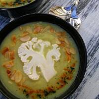 Pikantny krem z kalafiora z curry i migdałami