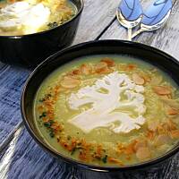 Pikantny krem z kalafiora z curry i migdałami