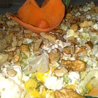 Sałatka z brokułów z sosem z kiszonym czosnkiem