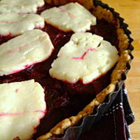 Tarta z czerwoną cebulą, buraczkami i kozim serem