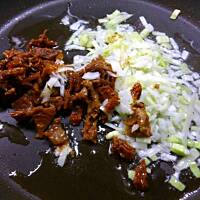 Makaron z suszonymi pomidorami, bazylią i kurczakiem