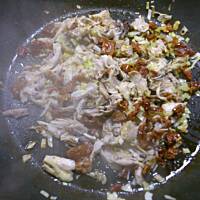 Makaron z suszonymi pomidorami, bazylią i kurczakiem