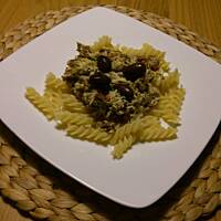 Makaron z suszonymi pomidorami, bazylią i kurczakiem