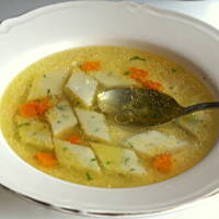 Pikantny rosół z manną w kostce