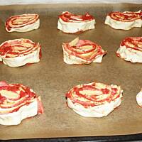 Ślimaczki pizzowe z ciasta francuskiego