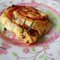 Ślimaczki pizzowe z ciasta francuskiego