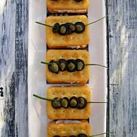 Krakers sandwich z gorgonzolą i pomidorami