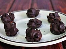 Fot. MIENTA, Ekspresowe czekoladki z rodzynkami i orzechami