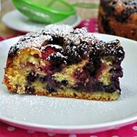 Ciasto z jagodami, truskawkami i kakaową kruszonką