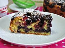 Fot. MIENTA, Ciasto z jagodami, truskawkami i kakaową kruszonką