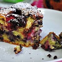 Ciasto z jagodami, truskawkami i kakaową kruszonką