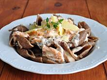 Fot. MIENTA, Razowy makaron z wędzonym łososiem