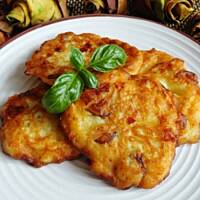 Dyniowe placuszki z kabanosem i serem żółtym