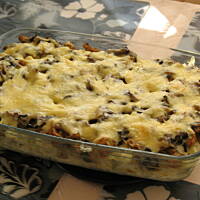 Zapiekanka z kurczkiem i pieczarkami.