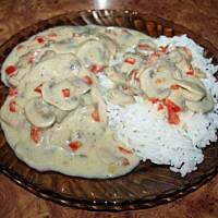 Polędwiczki wieprz. w sosie pieczarkowo-paprykowym