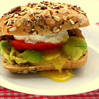 Pełnoziarnista kanapka z avocado i jajkiem w koszulce