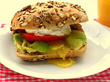 Fot. Barb82, Pełnoziarnista kanapka z avocado i jajkiem w koszulce