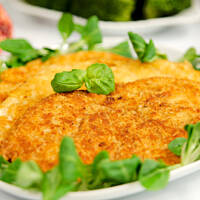 Kotlety drobiowe w chrupiącej serowej panierce