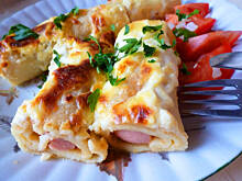 Fot. Mama - Różyczki, Naleśniki z parówkami zapiekane z sosem serowym