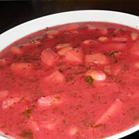 Barszcz czerwony z botwiną i fasolą.