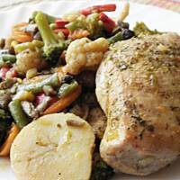 Filet z kurczaka z warzywami z patelni.