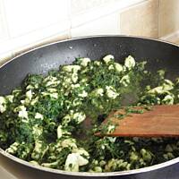 Drożdżówki z mięsem i szpinakiem.