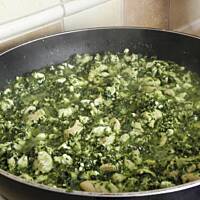 Drożdżówki z mięsem i szpinakiem.