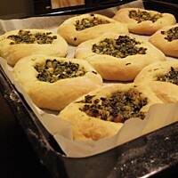 Drożdżówki z mięsem i szpinakiem.