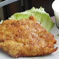 Filet z kurczaka w panierce serowej.