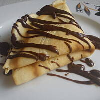 Naleśniki z serem i pomarańczową nutą polane sosem czekoladowym