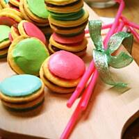 Kolorowe ciasteczka z lukrem i marmoladą