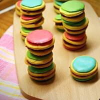 Kolorowe ciasteczka z lukrem i marmoladą