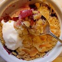 Jesienne, rozgrzewające crumble z migdałami