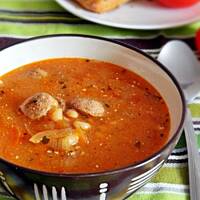 Zupa pomidorowa z białą kiełbasą i fasolą