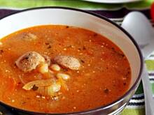 Fot. Mloda, Zupa pomidorowa z białą kiełbasą i fasolą