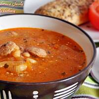 Zupa pomidorowa z białą kiełbasą i fasolą