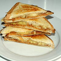 Tosty z banenem i masłem orzechowym