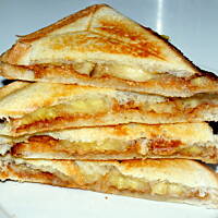 Tosty z banenem i masłem orzechowym