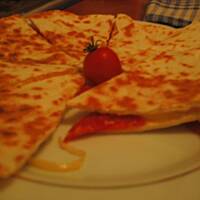 Tortilla z serem i salami