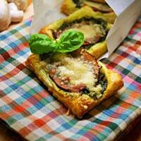 Pizzerinki ze szpinakiem, wędzoną szynką i parmezanem