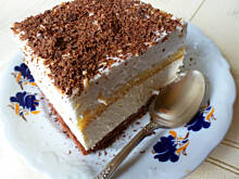 Fot. Mama - Różyczki, Ciasto ajerkoniakowe z bitą śmietaną kawą i czekoladą