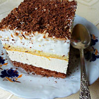 Ciasto ajerkoniakowe z bitą śmietaną kawą i czekoladą