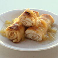 Naleśniki z serem w sosie jabłkowym