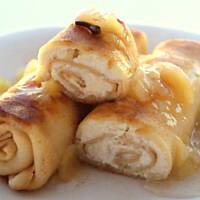 Naleśniki z serem w sosie jabłkowym