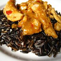 Pikantna pierś kurczaka z curry i dzikim ryżem