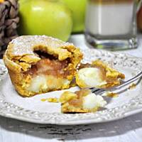 Kruche babeczki z budyniem i jabłkami